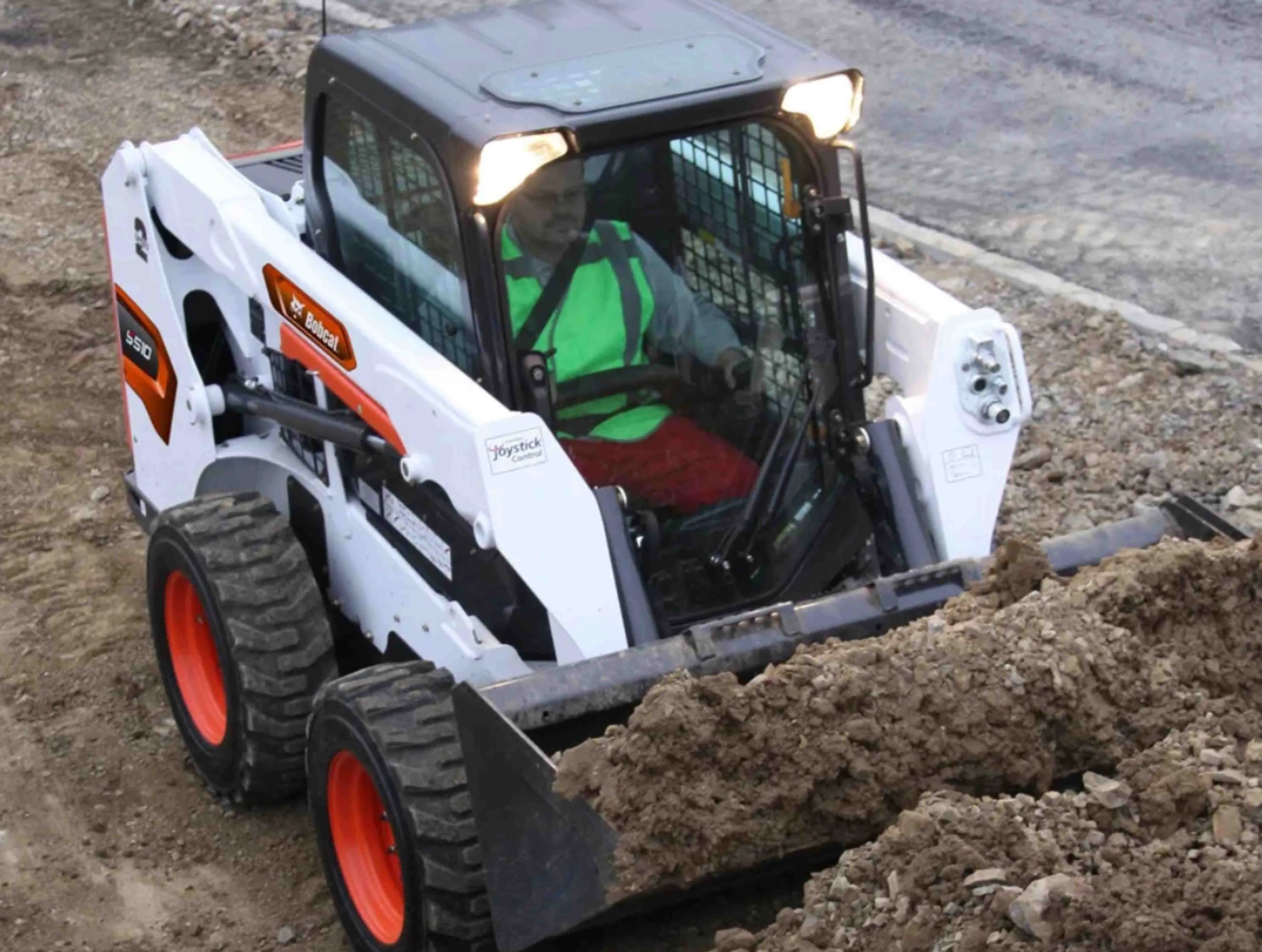 Can the Bobcat S510 operate in confined spaces?