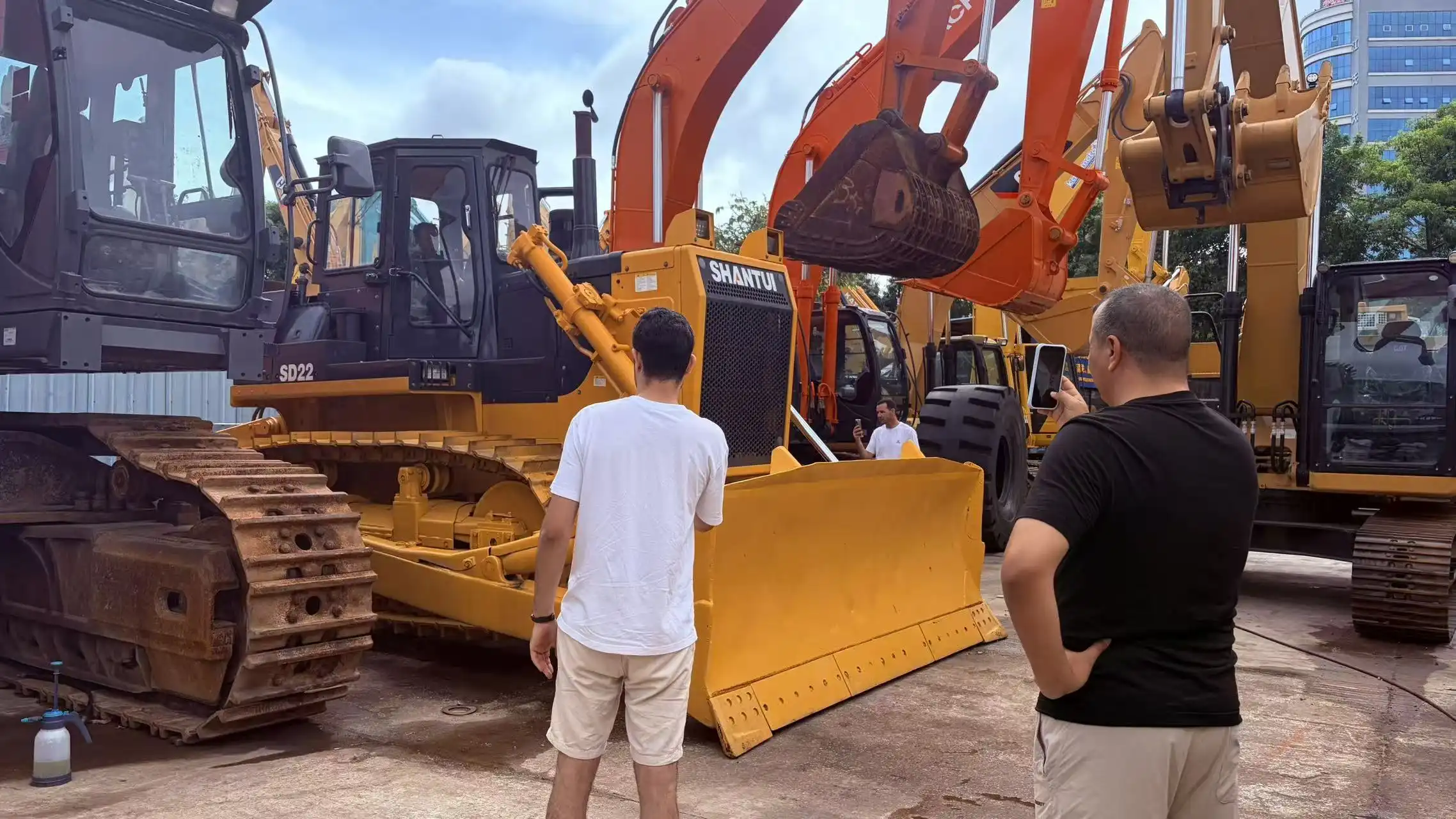 North African Client Visits Hengchangsheng Three Times to Confirm Order for Seven Used Construction Machinery Units