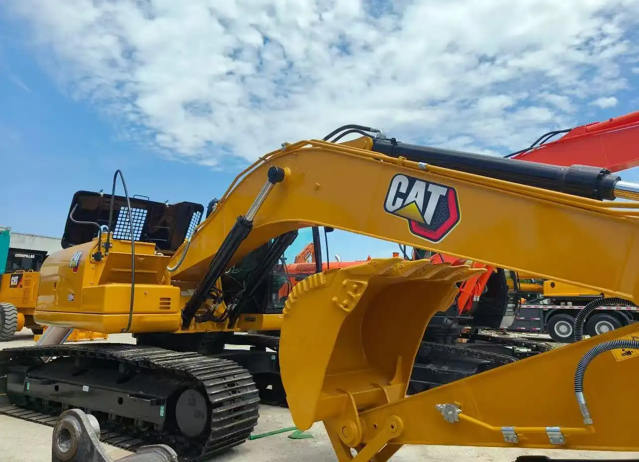 More Than Just Excavators! HengChangSheng Helps South African Client Purchase Pickup Trucks Again, Also Supplies Dump Trucks