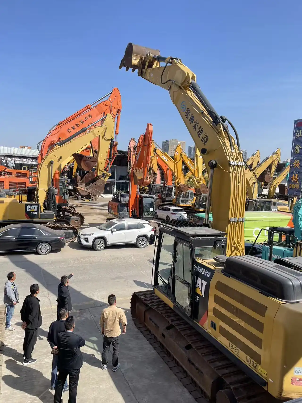 Domestic customers have visited the site to inspect the excavators, confirmed the purchase of two CAT 336 units, and are about to depart.